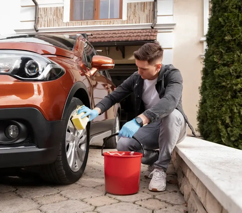 Lavage auto à domicile Châtillon-sur-Colmont : professionnel intervenant sur un véhicule